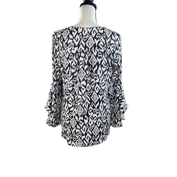 NWT Vince Camuto Etched Geo Flutter Sleeve Blouse Size Small - Picture 7 of 10